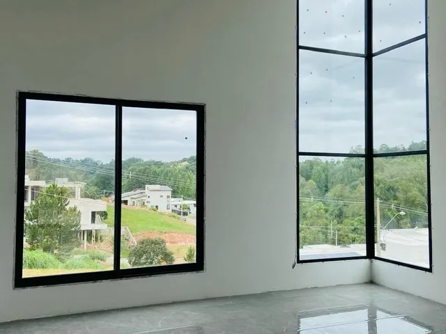 Imagem: A casa possui 4 Dormitórios, 4 Suítes, 6 Banheiros, 4