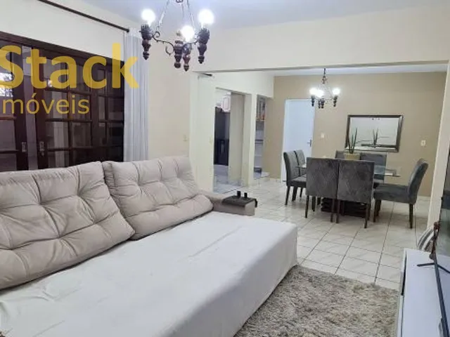 Imagem: A casa possui 2 Dormitórios, 1 Suíte, 2 Banheiros, 4
