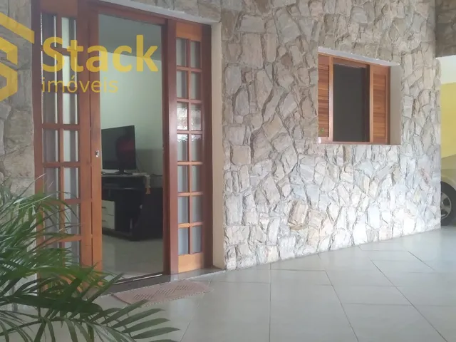 Imagem: A casa possui 3 Dormitórios, 1 Suíte, 2 Banheiros, 3