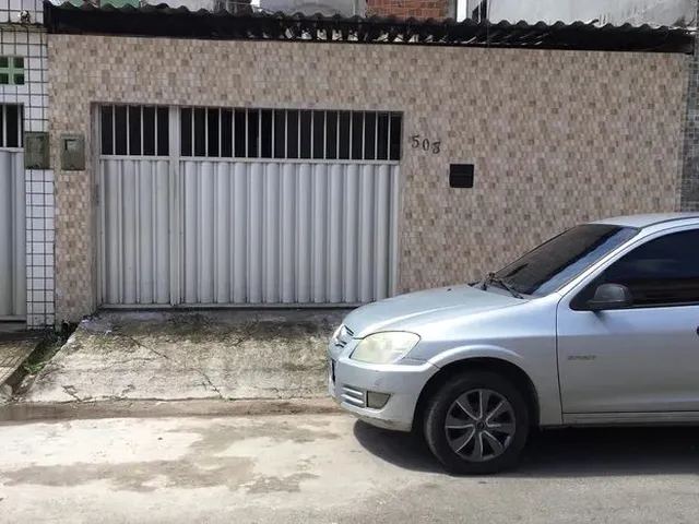 Imagem: A casa possui 4 Dormitórios, 2 Banheiros, 1 Vaga na