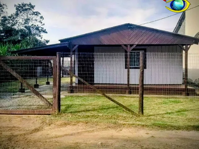 Imagem: A casa possui 4 Dormitórios, 1 Banheiro, 6 Vagas na