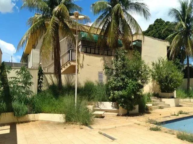 Imagem: A casa possui 4 Dormitórios, 2 Suítes, 5 Banheiros,