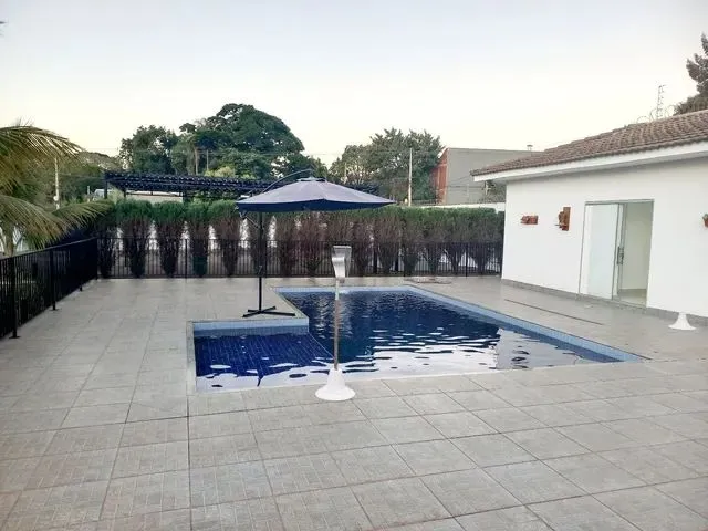 Imagem: A casa possui 3 Dormitórios, 3 Suítes, 5 Banheiros, 5