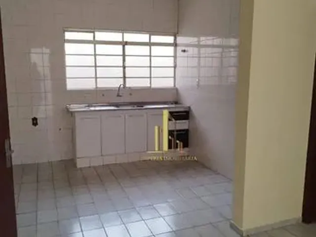 Imagem: A casa possui 3 Dormitórios, 1 Suíte, 2 Banheiros, 4