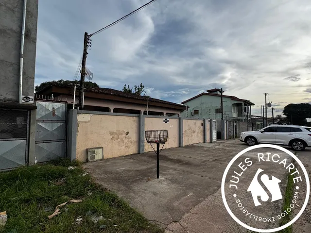 Imagem: A casa possui 3 Dormitórios, 2 Suítes, 3 Vagas na