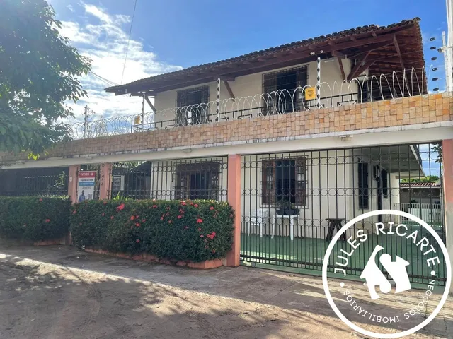Imagem: A casa possui 5 Dormitórios, 4 Suítes, 4 Vagas na garagem