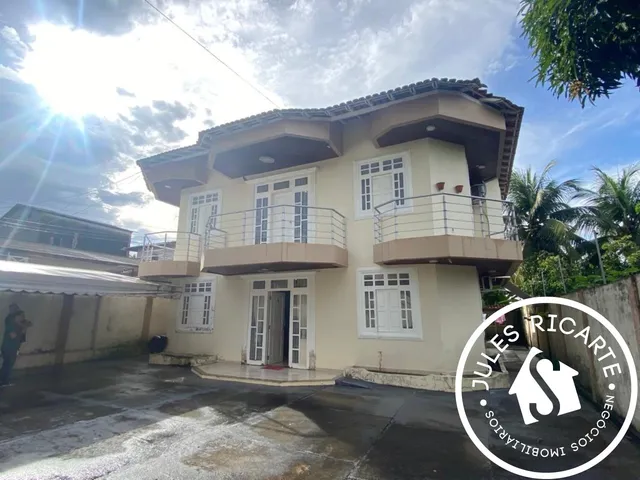 Imagem: A casa possui 5 Dormitórios, 5 Suítes, 2 Banheiros, 6