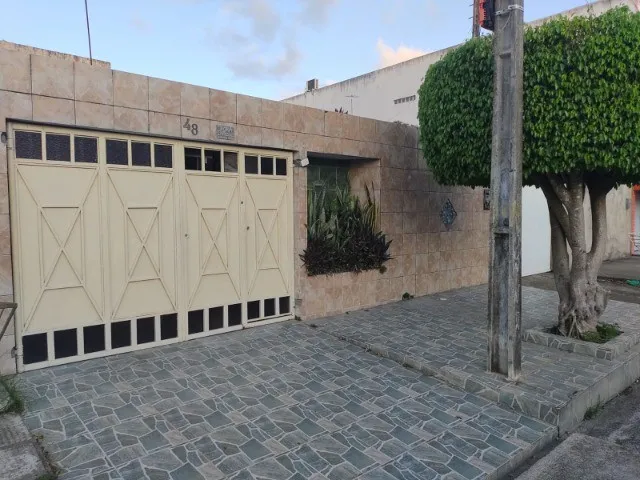 Imagem: A casa possui 3 Dormitórios, 2 Suítes, 4 Banheiros, 1