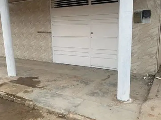 Imagem: A casa possui 1 Dormitório, 1 Banheiro, 1 Vaga na garagem