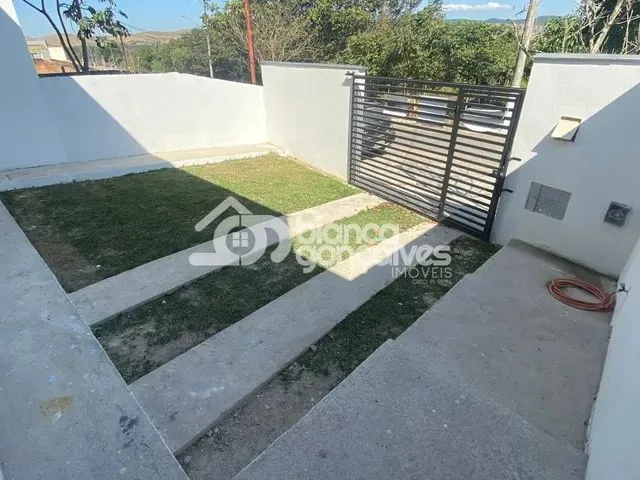 Imagem: A casa possui 2 Dormitórios, 2 Banheiros, 2 Vagas na