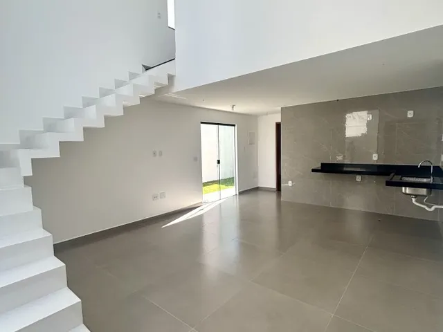 Imagem 4: Imperdível Casa Moderna com Suíte e Pé Direito Duplo