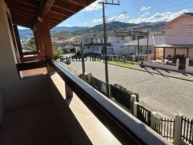 Imagem 2: Imóvel Espaçoso e Moderno à Venda no Centro de Garopaba-SC: 4 Quartos, 1 Suíte e 6