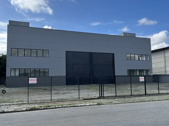 Imagem: O depósito possui 2 Banheiros, 2.222m² de Área, 1.473m²