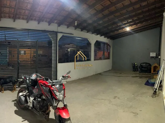 Imagem: A casa possui 3 Dormitórios, 1 Banheiro, 2 Vagas na