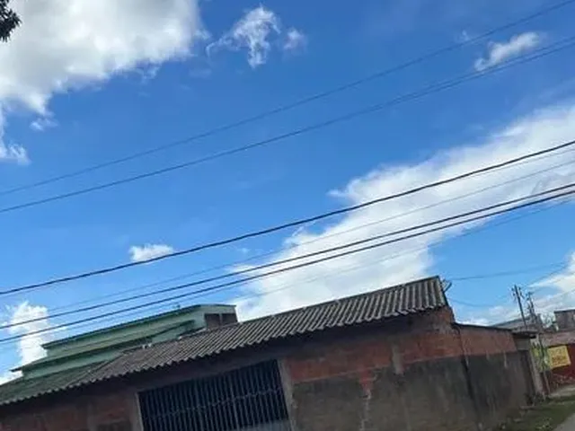 Imagem: A casa possui 2 Dormitórios, 1 Banheiro, 2 Vagas na