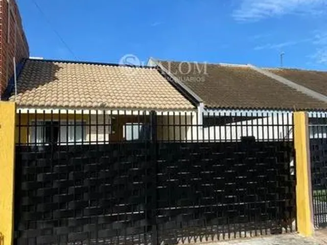 Imagem: A casa possui 3 Dormitórios, 2 Banheiros, 1 Vaga na