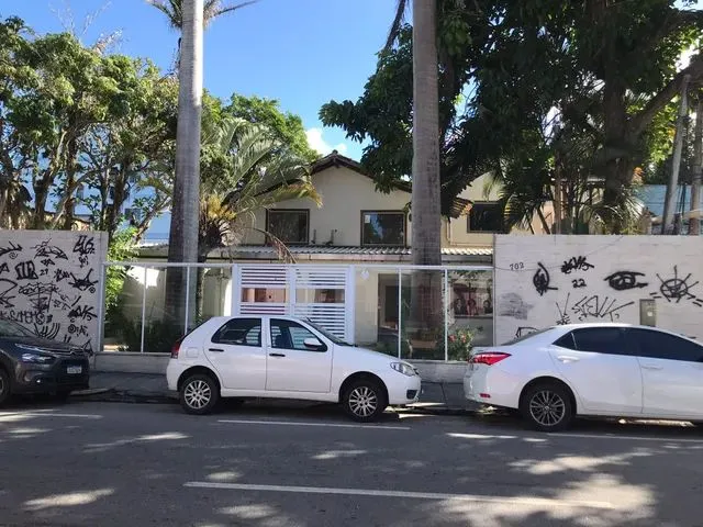 Imagem: A casa possui 5 Dormitórios, 5 Banheiros, 3 Vagas na