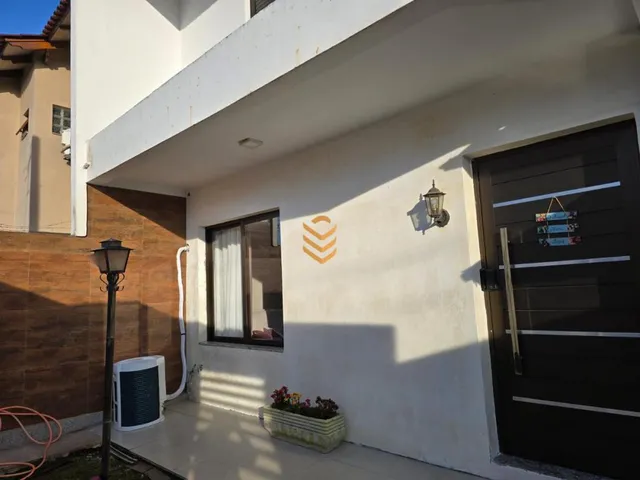 Imagem 2: Sobrado semi-novo com closet e sacada em Canoas - Harmonia, pronto para morar