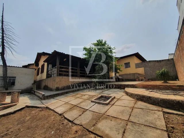 Imagem: Casa à venda, com duas casas, sendo uma