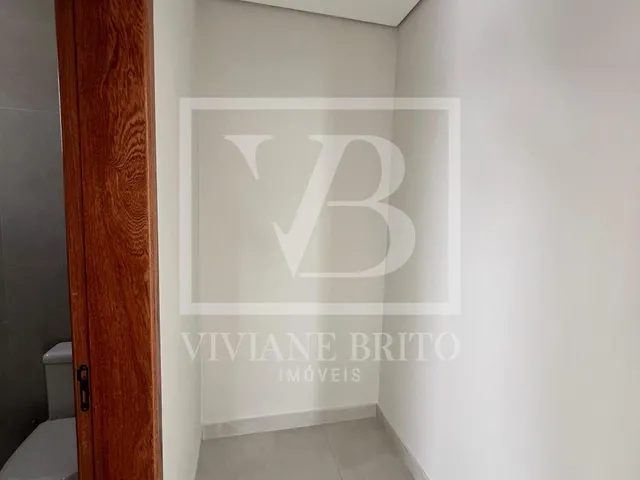 Imagem 16: Casa linear à venda no bairro Ingá, 3 quartos, sendo 1 suíte, pé-direito duplo e