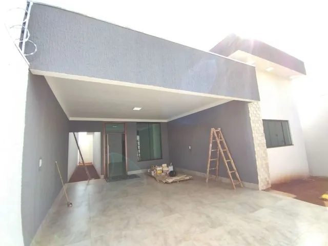 Imagem: A casa possui 3 Dormitórios, 2 Banheiros, 4 Vagas na