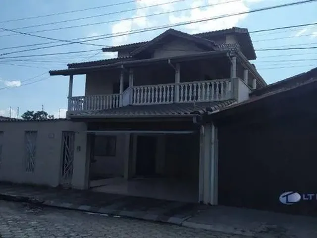 Imagem: A casa possui 5 Dormitórios, 5 Banheiros, 4 Vagas na