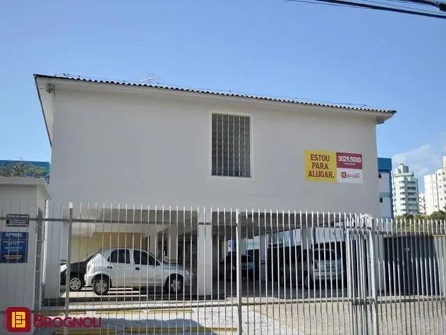 Imagem: A kitnet possui 1 Dormitório, 1 Banheiro, 1 Vaga na