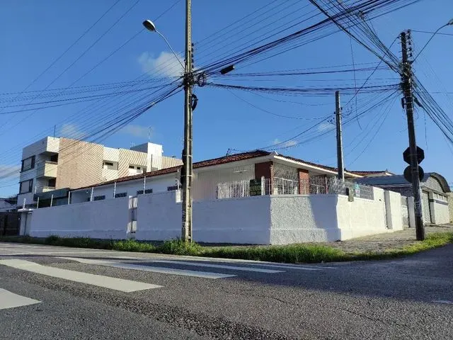 Imagem: Casa com Cinco Quartos na Torre (Av. Nossa