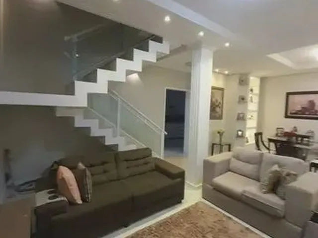 Imagem: Casa Triplex para Venda, na Maraponga.