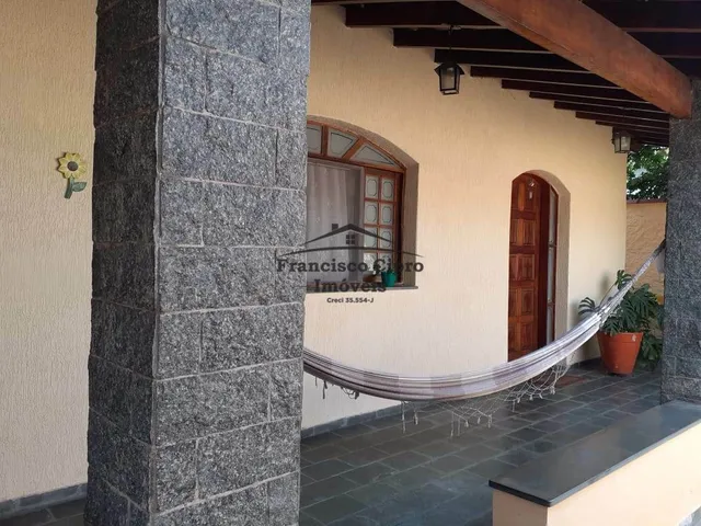 Imagem: A casa possui 6 Dormitórios, 2 Suítes, 2 Vagas na