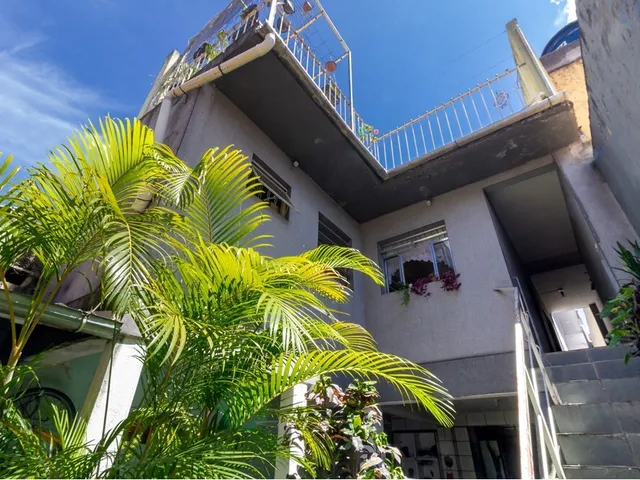 Imagem: A casa possui 4 Dormitórios, 4 Banheiros, 2 Vagas na