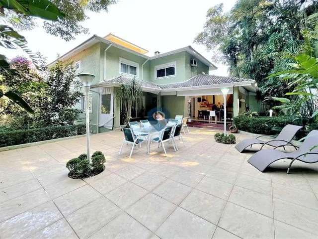 Imagem: A casa possui 4 Dormitórios, 4 Suítes, 7 Banheiros, 6