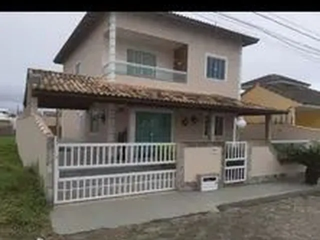 Imagem: A casa possui 5 Dormitórios, 2 Suítes, 4 Banheiros, 2