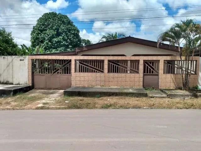 Imagem: A casa possui 3 Dormitórios, 3 Banheiros, 2 Vagas na