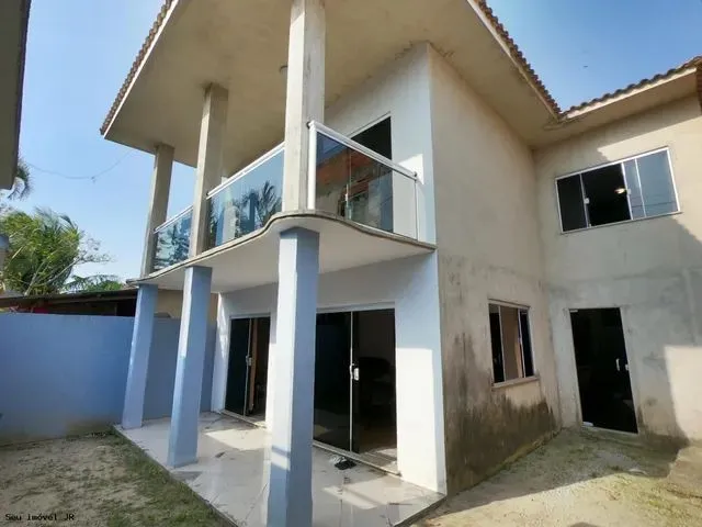 Imagem: A casa possui 3 Dormitórios, 2 Suítes, 1 Banheiro, 2