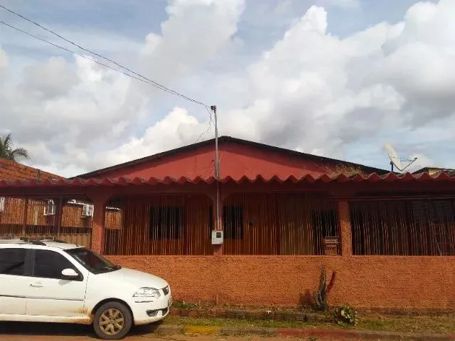 Imagem: A casa possui 3 Dormitórios, 1 Banheiro, 2 Vagas na