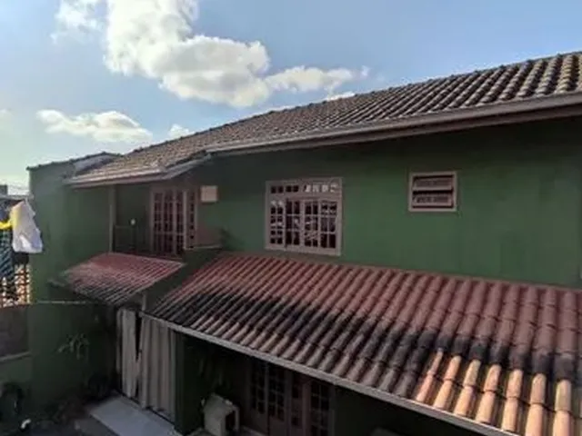 Imagem: A casa possui 3 Dormitórios, 2 Banheiros, Acomodam 3