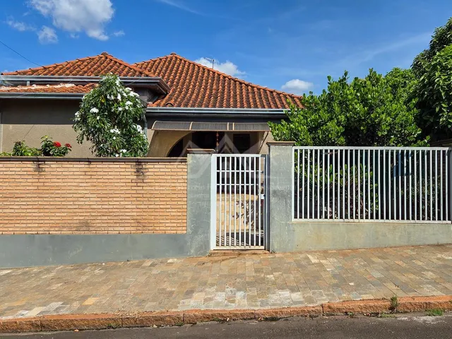 Imagem: A casa possui 3 Dormitórios, 1 Suíte, 1 Banheiro, 3 Vagas
