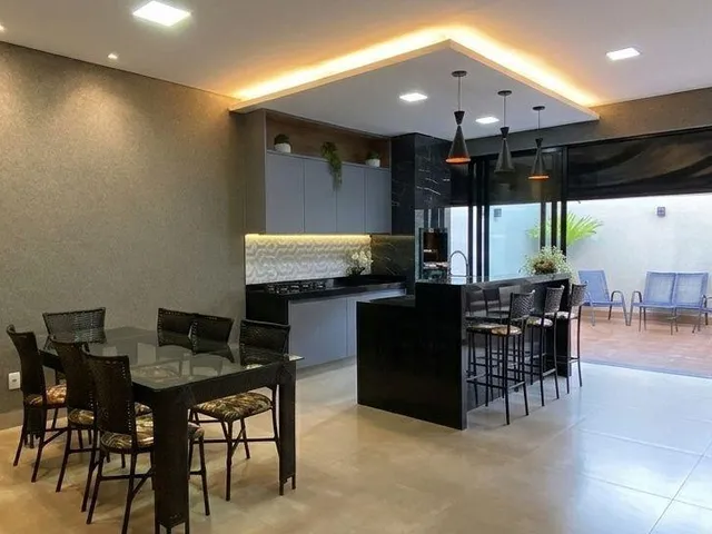 Imagem: A casa possui 3 Dormitórios, 1 Suíte, 2 Banheiros, 2