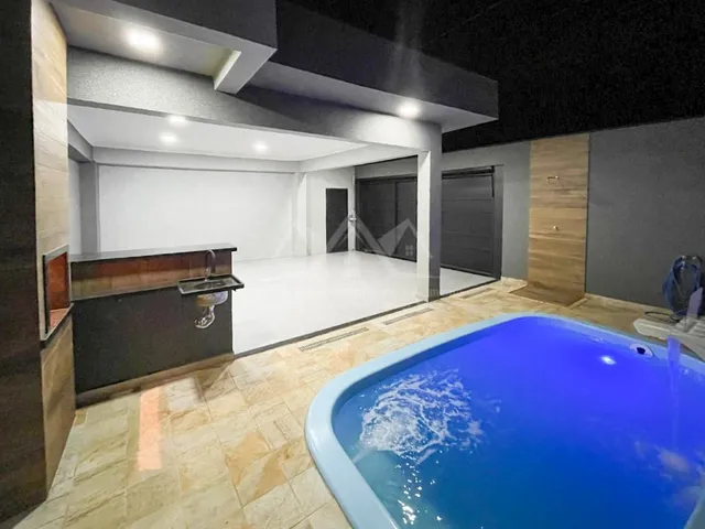 Imagem: A casa possui 3 Dormitórios, 1 Suíte, 3 Banheiros, 2