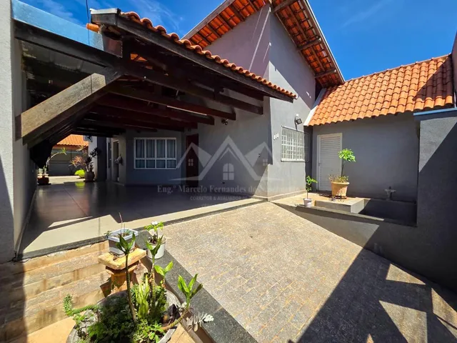 Imagem: A casa possui 4 Dormitórios, 1 Suíte, 4 Banheiros, 2