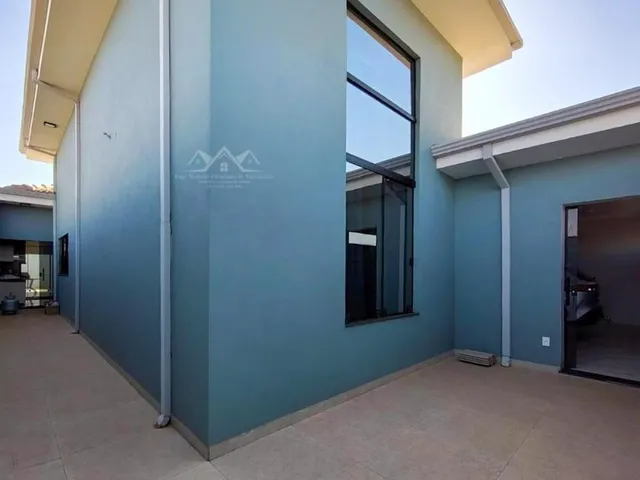 Imagem: A casa possui 3 Dormitórios, 2 Suítes, 4 Banheiros, 2
