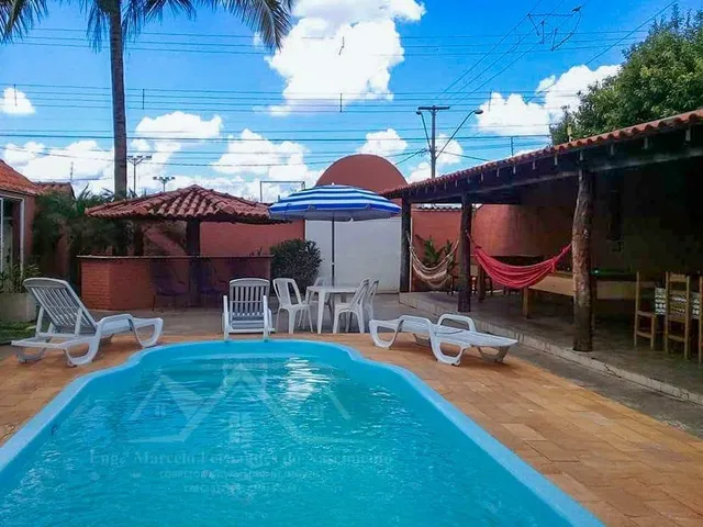 Imagem: A casa possui 4 Dormitórios, 2 Suítes, 4 Banheiros, 3