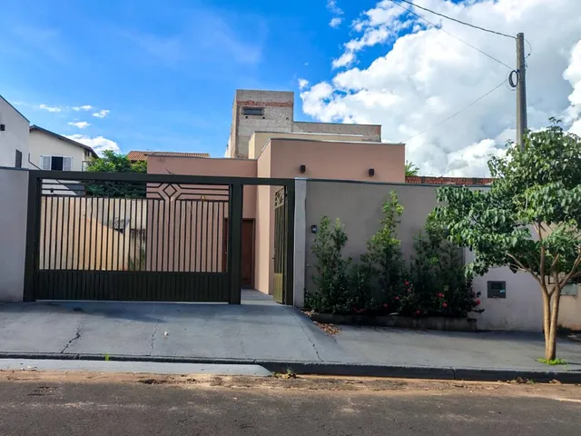 Imagem: A casa possui 2 Dormitórios, 2 Banheiros, 2 Vagas na