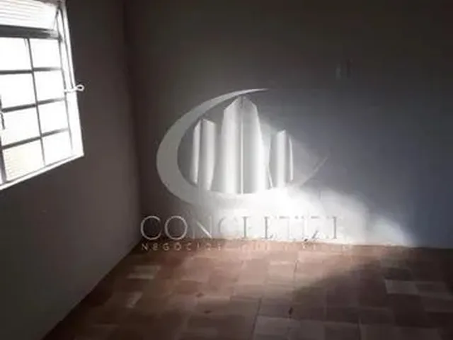 Imagem: A casa possui 5 Dormitórios, 1 Suíte, 4 Banheiros, 4