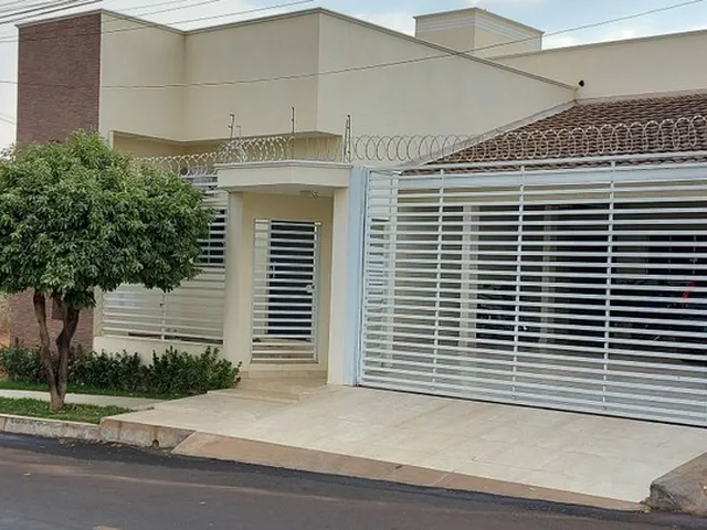Imagem: A casa possui 4 Dormitórios, 1 Suíte, 4 Banheiros, 4