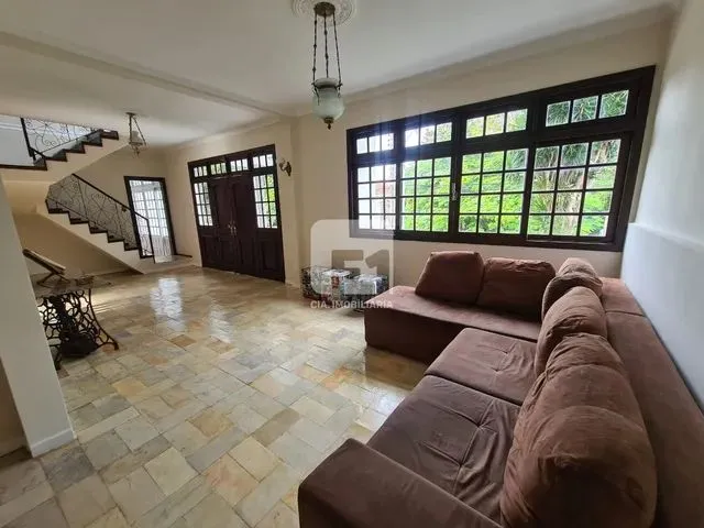 Imagem: Casa de 6 Dormitórios À Venda na Trindade