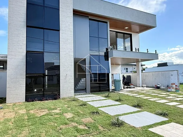 Imagem: A casa em condomínio possui 4 Dormitórios, 4 Suítes, 5