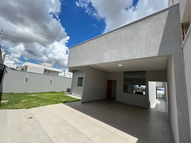 Imagem: A casa possui 3 Dormitórios, 2 Suítes, 2 Banheiros e