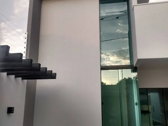 Imagem: A casa possui 3 Dormitórios, 2 Banheiros, 2 Vagas na